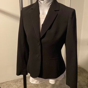 Beautiful 2 button Tahari blazer. Size 6p